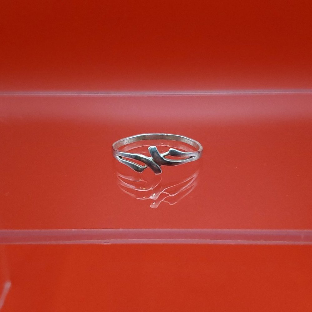 Size 8.5 925 Sterling Silver Delicate Abstract Cool Ring